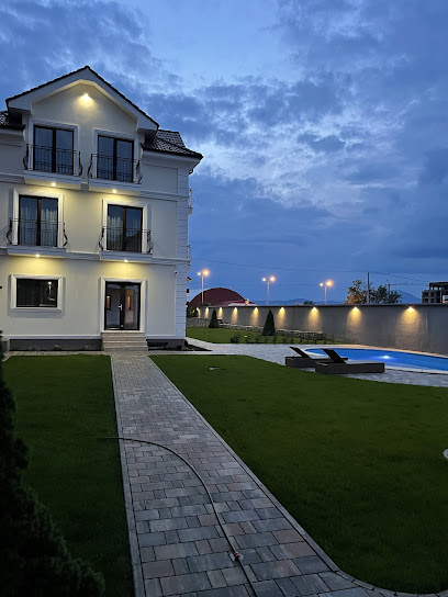 Royal Boutique Rasnov Str. Trandafirilor 17